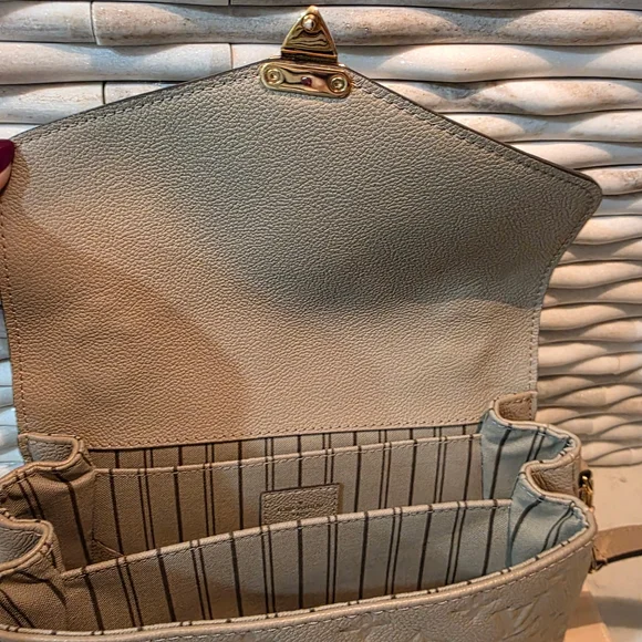 Louis Vuitton Pochette Metis Crossbody Bag - Picture 4 of 16